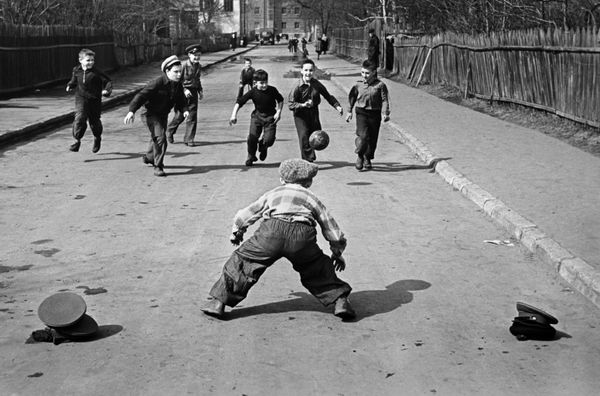 أطفال يلعبون بالكرة في أحد أيام الربيع، عام 1959 - سبوتنيك عربي