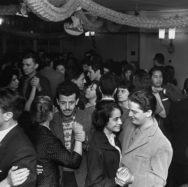 طلاب خلال قضاء العطلة الشتوية في دار أبرامتسيفو. حفل رقص، عام 1961 - سبوتنيك عربي