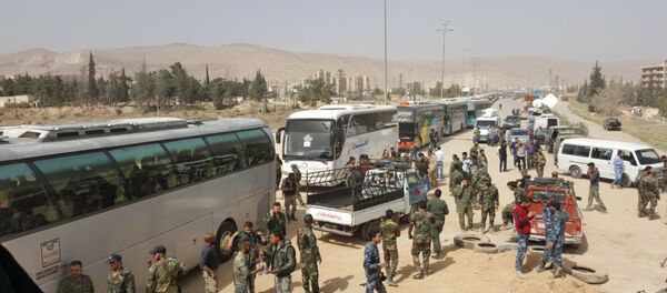 خروج حافلات تقل مسلحين من حرستا في الغوطة إلى إدلب، سوريا 22 مارس/ آذار 2018 - سبوتنيك عربي