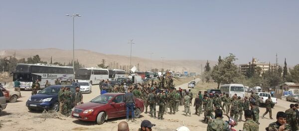 خروج حافلات تقل مسلحين من حرستا في الغوطة إلى إدلب، سوريا 22 مارس/ آذار 2018 - سبوتنيك عربي