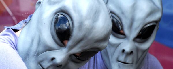 أشخاص متنكرون في صورة كائنات فضائية - سبوتنيك عربي