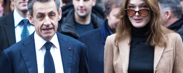 الرئيس الفرنسي السابق نيكولاي ساركوزي مع زوجته الفنانة كارلا برونو - سبوتنيك عربي