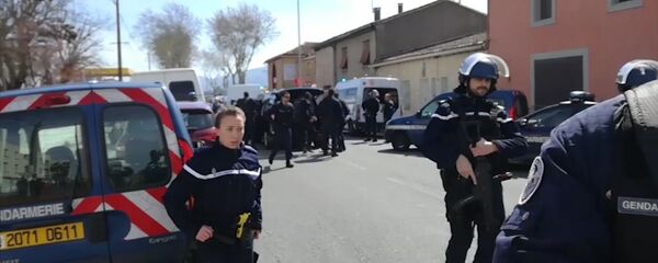 الشرطة الفرنسية في مكان الحادث بمدينة تريب جونبي البلاد - سبوتنيك عربي