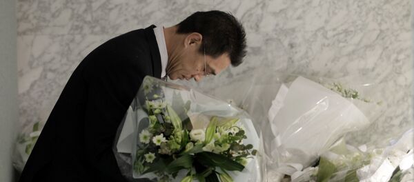 مواطن ياباني يقدم واجب العزاء - سبوتنيك عربي