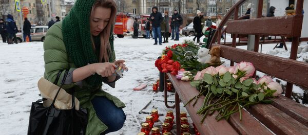 وضع أكاليل الزهور أمام موقع المركز التجاري في كيميروفو، 26 مارس/ آذار 2018 - سبوتنيك عربي