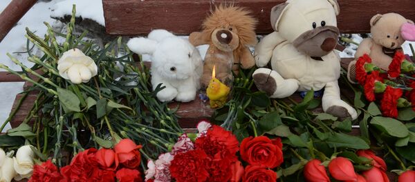 وضع أكاليل الزهور أمام موقع المركز التجاري في كيميروفو، 26 مارس/ آذار 2018 - سبوتنيك عربي