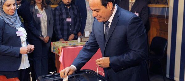 الرئيس المصري عبدالفتاح السيسي يصل مركز الاقتراع في القاهرة ليدلي بصوته في الانتخابات الرئاسية، القاهرة، مصر 26 مارس/ آذار 2018 - سبوتنيك عربي