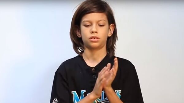 طفل يدخل موسوعة غينيس للأرقام القياسية بأكبر عدد مرات تصفيق في الدقيقة الواحدة - سبوتنيك عربي