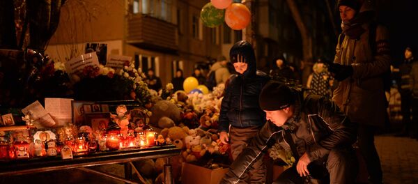 أهالي كيميروفو يشعلون الشموع تخليدا لذكرى الضحايا والمفقودين في حريق المركز التجاري في كيميروفو، روسيا 27 مارس/ آذار 2018 - سبوتنيك عربي