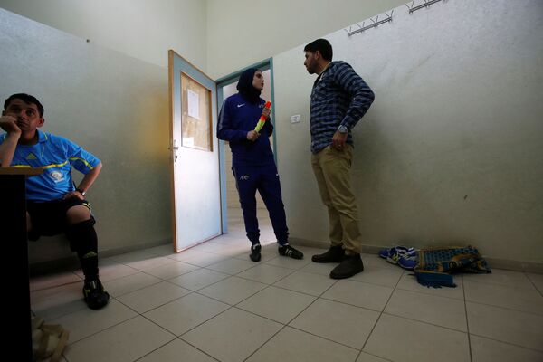 حكمة فلسطينية، ياسمين نيروخ (29 عاما)، خلال مباراة كرة القدم في الخليل، الضفة الغربية، فلسطين 26 مارس/ آذار 2018 - سبوتنيك عربي