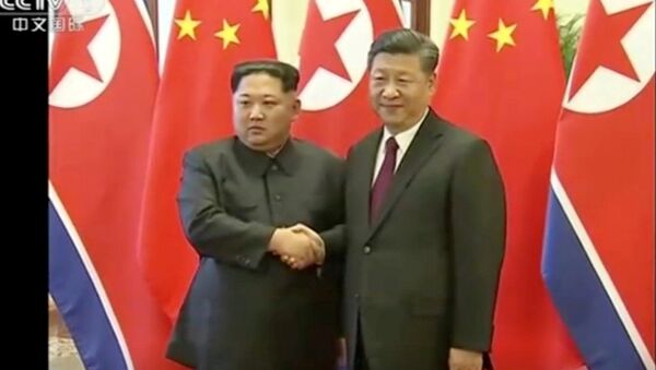 زعيم كوريا الشمالية كيم جونغ أون وزوجته في زيارة إلى الصين، 28 مارس/ آذار 2018 - سبوتنيك عربي
