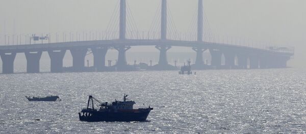 بناء أطول جسر بحري في الصين، ويسمى جسر هونغ كونغ - جوهاي - ماكاو. وهو أطول جسر بحري في العالم ويبلغ طوله 55 كلم، يحسث يضم 23 كلم من الجسور، 6.7 كلم من الأنفاق، وجزيرتين اصطناعتين - سبوتنيك عربي