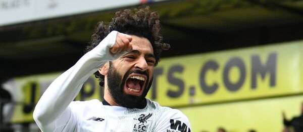 لاعب كرة القدم المصري محمد صلاح أثناء إحرازه الهدف الثاني في شباك فريق كريستال بالاس لصالح فريق ليفربول في دوري إنجلترا الممتاز لكرة القدم 31 مارس/آذار 2018 - سبوتنيك عربي