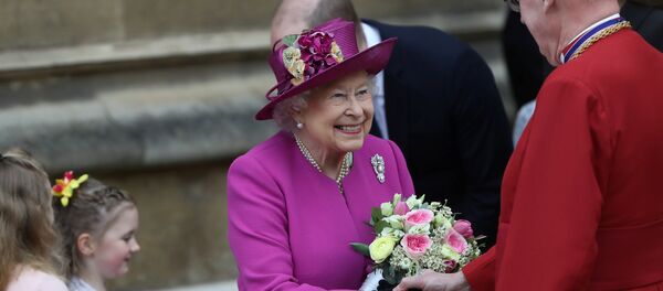 الملكة إليزابيث ملكة بريطانيا أثناء حضورها قداس عيد القيامة في قلعة وندسور، الأحد الأول من نيسان/أبريل 2018 الملكة إليزابيث ملكة بريطانيا أثناء حضورها قداس عيد القيامة في قلعة وندسور، الأحد الأول من نيسان/أبريل 2018 - سبوتنيك عربي