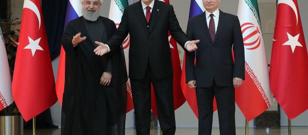 القمة الثلاثة - روسيا و تركيا و إيران - الرئيس فلاديمير بوتين والرئيس رجب طيب أردوغان والرئيس لاإيراني حسن روحاني في أنقرة، تركيا 4 أبريل/ نيسان 2018 - سبوتنيك عربي