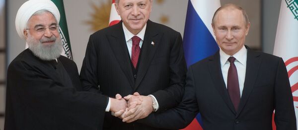 القمة الثلاثة - روسيا و تركيا و إيران - الرئيس فلاديمير بوتين والرئيس رجب طيب أردوغان والرئيس الإيراني حسن روحاني في أنقرة، تركيا 4 أبريل/ نيسان 2018 - سبوتنيك عربي