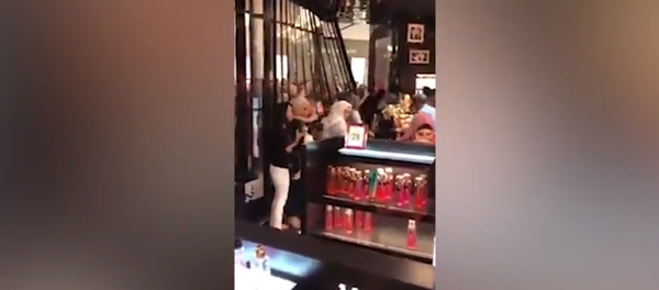 مشاجرة وعراك وتحطيم أبواب متجر قام بإعلان خصم على حمالات الصدر مشاجرة وعراك وتحطيم أبواب متجر قام بإعلان خصم على حمالات الصدر - سبوتنيك عربي