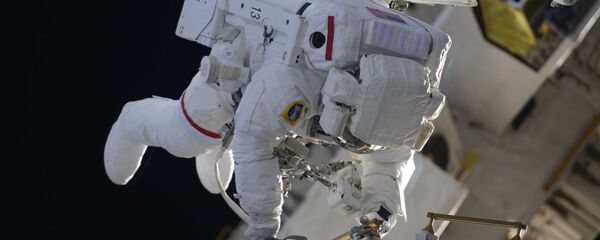 خروج رائدا فضاء ناسا الأمريكيان ريتشارد أرنولد وإندريو فيستيل إلى الفضاء الخارجي لتغيير هوائيات المركبة القديمة وتثبيت أخرى جديدة - سبوتنيك عربي