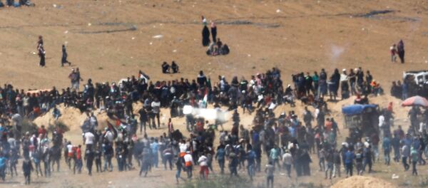 اشتباكات بين الفلسطينيين والجنود الإسرائيليين على حدود قطاع غزةفي جمعة الكوشوك، مسيرة العودة، فلسطين، 6 أبريل/ آذار 2018 اشتباكات بين الفلسطينيين والجنود الإسرائيليين على حدود قطاع غزةفي جمعة الكوشوك، مسيرة العودة، فلسطين، 6 أبريل/ آذار 2018 - سبوتنيك عربي