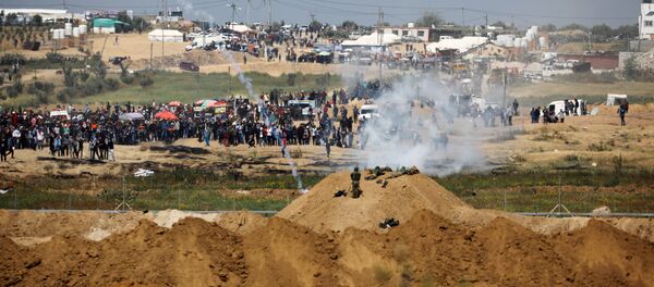 اشتباكات بين الفلسطينيين والجنود الإسرائيليين على حدود قطاع غزةفي جمعة الكوشوك، مسيرة العودة، فلسطين، 6 أبريل/ آذار 2018 - سبوتنيك عربي