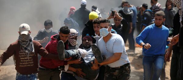 جرحى ومصابين خلال الاشتباكات بين الفلسطينيين والجنود الإسرائيليين على حدود قطاع غزةفي جمعة الكوشوك، مسيرة العودة،، فلسطين، 6 أبريل/ آذار 2018 - سبوتنيك عربي