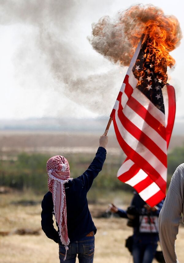  اشتباكات بين الفلسطينيين والجنود الإسرائيليين على حدود قطاع غزةفي جمعة الكوشوك، مسيرة العودة، فلسطين، 6 أبريل/ آذار 2018 - سبوتنيك عربي