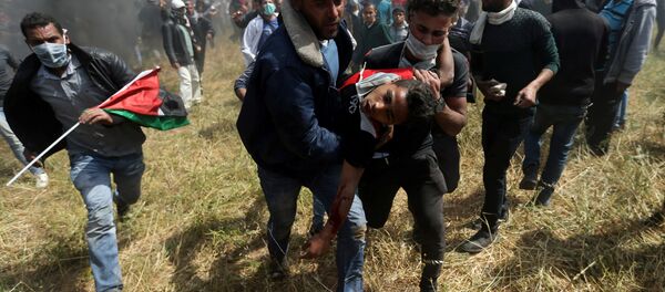 جرحى ومصابين خلال الاشتباكات بين الفلسطينيين والجنود الإسرائيليين على حدود قطاع غزةفي جمعة الكوشوك، مسيرة العودة،، فلسطين، 6 أبريل/ آذار 2018 جرحى ومصابين خلال الاشتباكات بين الفلسطينيين والجنود الإسرائيليين على حدود قطاع غزةفي جمعة الكوشوك، مسيرة العودة،، فلسطين، 6 أبريل/ آذار 2018 - سبوتنيك عربي