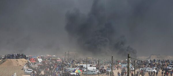 اشتباكات بين الفلسطينيين والجنود الإسرائيليين على حدود قطاع غزةفي جمعة الكوشوك، مسيرة العودة، فلسطين، 6 أبريل/ آذار 2018 - سبوتنيك عربي