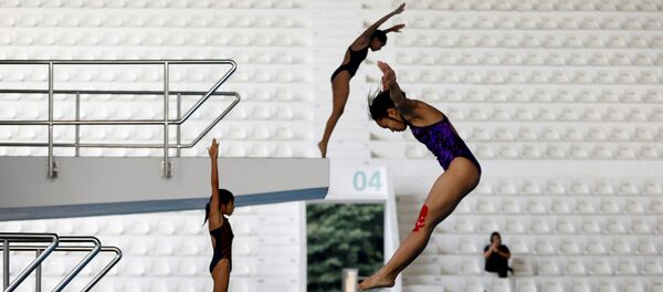 سباحون يغطسون في المركز المائي الموجود في مجمع غيلورا بونغ كارنو الرياضي ، وهو المكان الرئيسي لدورة الألعاب الآسيوية المقبلة 2018 في جاكرتا، إندونيسيا في 3 أبريل/ نيسان 2018 سباحون يغطسون في المركز المائي الموجود في مجمع غيلورا بونغ كارنو الرياضي ، وهو المكان الرئيسي لدورة الألعاب الآسيوية المقبلة 2018 في جاكرتا، إندونيسيا في 3 أبريل/ نيسان 2018 - سبوتنيك عربي