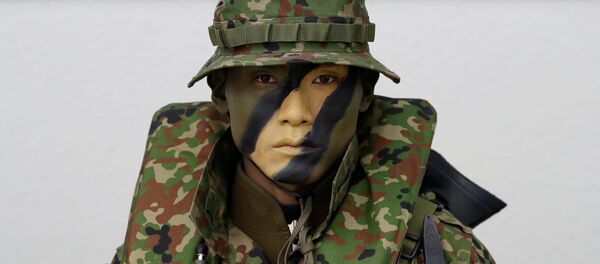 جندي من فرقة البرمائية السريعة التابعة لقوات الدفاع الذاتي اليابانية، وهي أول وحدة بحرية يابانية منذ الحرب العالمية الثانية - سبوتنيك عربي