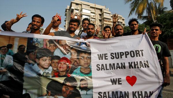 معجبون للممثل البوليوودي الهندي سلمان خان يحملون لافتة خارج منزله، بعد أن أصدرت محكمة في جودبور حكما بالإفراج عنه مع دفع كفالة، في مومباي 7 نيسان/أبريل 2018 - سبوتنيك عربي