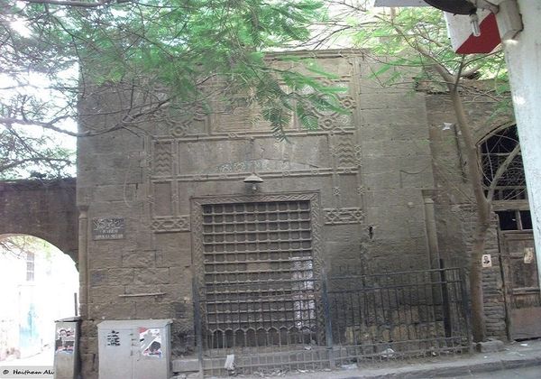 سبيل مصطفي سنان... عام ١٠٤٠ هجريا، وهناك خلاف حول اسم من أنشأ هذا السبيل حيث ذكره بعض الباحثين أنه سبيل محمد أغا ومصطفى سنان، وأطلق عليه البعض اسم سبيل مصطفى سنان، وقد حسم النص التأسيسي هذا الخلاف بورود اسم محمد ومصطفى معا. - سبوتنيك عربي