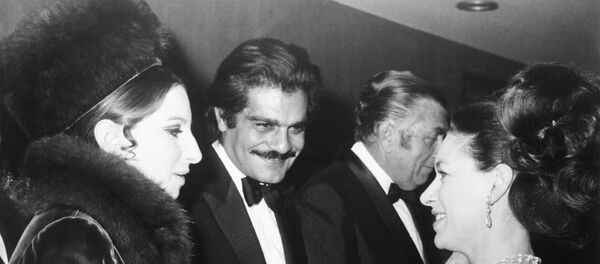 الممثل المصري العالمي عمر الشريف مع الممثلة والمطربة الأمريكية باربرا سترايساند - سبوتنيك عربي