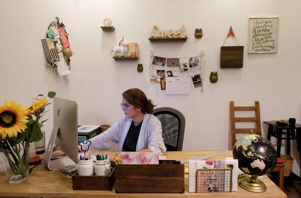 أميرة التركستاني في مكتبها ببيتها في جدة، المملكة العربية السعودية، 23 أكتوبر/ تشرين الأول 2017  - سبوتنيك عربي