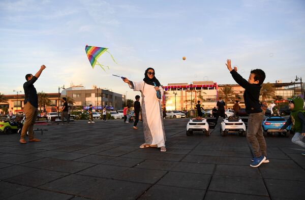 أميرة التركستاني مع زوجها وابنها في منتزه الكورنيش الأوسط بجدة، المملكة العربية السعودية، 27  يناير/ كانون الثاني 2018 - سبوتنيك عربي