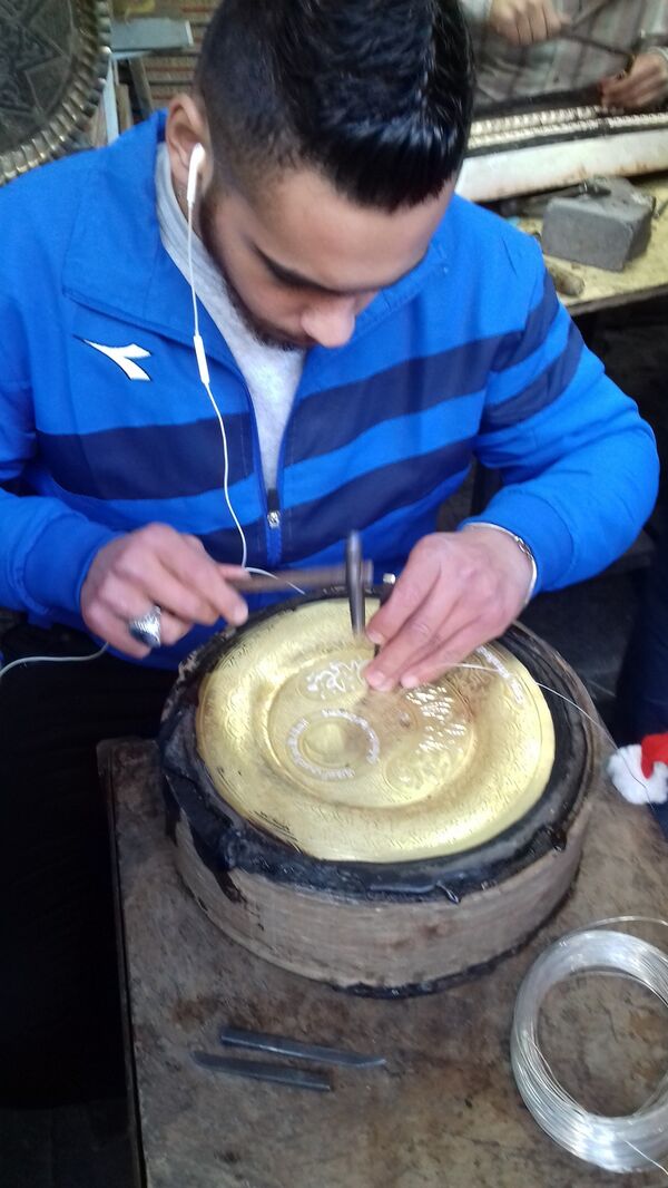 حرفي دمشقي يقوم بممارسة مهنته في تطعيم النحاس حرفي دمشقي يقوم بممارسة مهنته في تطعيم النحاس - سبوتنيك عربي