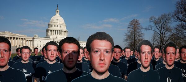 مئات من المجسمات لمؤسس شركة فيسبوك مارك زوكربرغ ضمن تظاهرة ضد أمام مبنى الكونغرس الأمريكي الثلاثاء 10 نيسان/أبريل 2018 - سبوتنيك عربي
