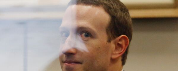 الرئيس التنفيذي لشركة فيسبوك مارك زوكربرغ في انتظار لقاء السيناتور نيلسون في الكابيتول هيل في العاصمة الأمريكية واشنطن، الثلاثاء 10 نيسان/أبريل 2018 - سبوتنيك عربي