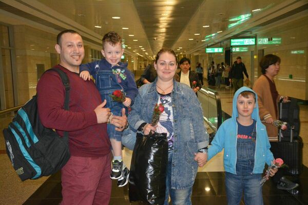 أسرة روسية من ركاب طائرة إيروفلوت في مطار القاهرة - سبوتنيك عربي