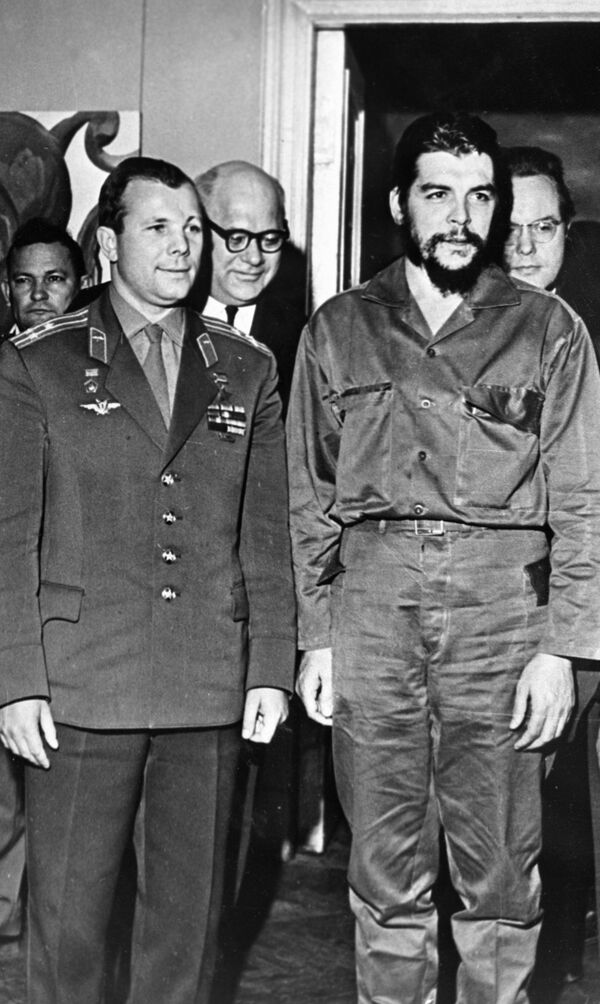 رائد الفضاء الروسي يوري غاغارين مع تشي جيفارا - سبوتنيك عربي