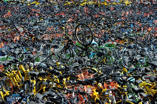 دراجات هوائية في محل خدمات توفير الدراجات (bike-sharing) في مدينة ووهان، الصين 7 أبريل/ نيسان 2018 - سبوتنيك عربي