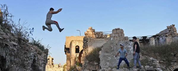 شبان سوريون يمارسون رياضة الـ باركور في مدينة حلب، سوريا 7 أبريل/ نيسان 2018 - سبوتنيك عربي