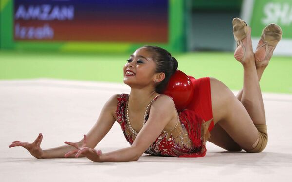 أداء لاعبة الجمباز الإيقاعي الماليزية إزاه أمزام في مرحلة التأهل دورة ألعاب الكومنولث غولد كوست 2018 في أستراليا، 11 أبريل/ نيسام 2018 - سبوتنيك عربي