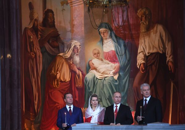 الاحتفال بعيد الفصح في كتدرائية المسيح المخلص - الرئيس فلاديمير بوتين، ورئيس الوزراء دميتري مدفيديف وزوجته سفيتلانا مدفيديفا، ومحافظ مدينة موسكو سيرغي سوبيانين - سبوتنيك عربي