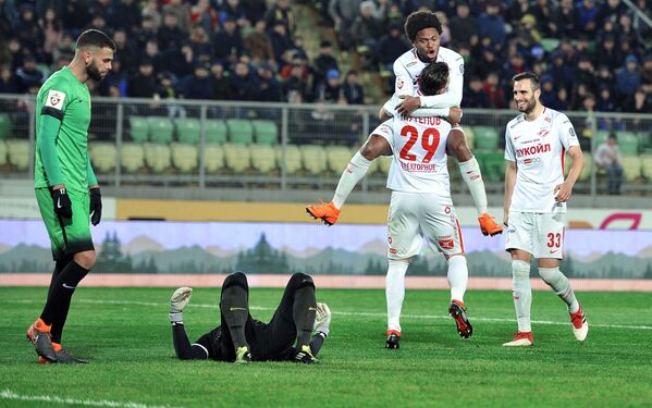 (من اليمين إلى اليسار): لاعبو فريق سبارتاك (موسكو) اللاعب نيكولا ماكسيموفيتش ولويس أدريانو، يفرحون بالفوز في مباراة كرة القدم على فريق آنجي (ماخاتشكالا)، في إطار بطولة روسيا للأندية - سبوتنيك عربي