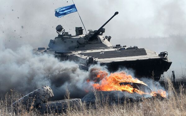 سباق عسكري للفرق العسكرية الفرعية التابعة للمناطق الوسطى في روسيا، في حقل تشيباركول في إقليم تشيليابنسك - سبوتنيك عربي