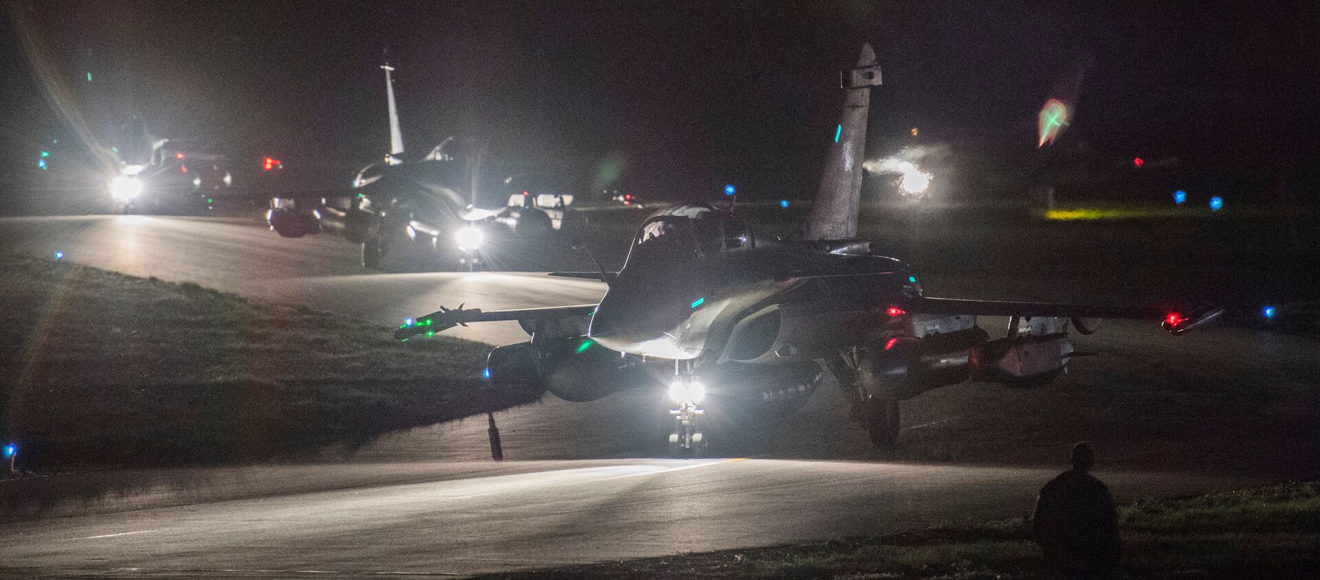 التحالف الثلاثي - الطيران العسكري الفرنسي يستعد للضربة الجوية ضد سوريا، قبرص، 13 أبريل/ نيسان 2018 التحالف الثلاثي - الطيران العسكري الفرنسي يستعد للضربة الجوية ضد سوريا، قبرص، 13 أبريل/ نيسان 2018 - سبوتنيك عربي, 1920, 30.09.2020