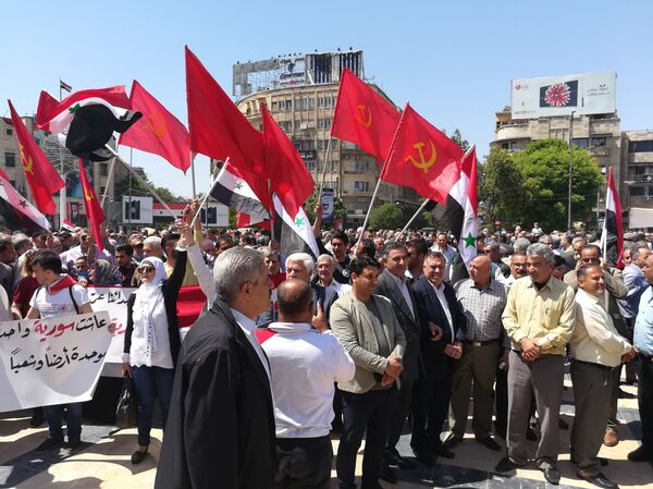 أهالي حلب يتجمعون في ساحة المدينة تنديداً بالعدوان الثلاثي على سورية - سبوتنيك عربي