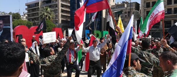 أهالي حلب يتجمعون في ساحة المدينة تنديداً بالعدوان الثلاثي على سورية - سبوتنيك عربي