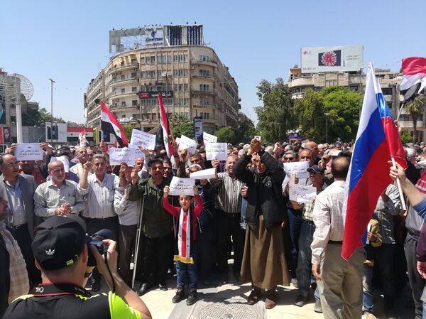 أهالي حلب يتجمعون في ساحة المدينة تنديداً بالعدوان الثلاثي على سورية - سبوتنيك عربي